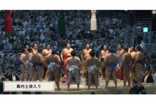 大相撲中継で視聴者釘付け「初めて見た」「これはズルい」　霧島の目立つ“2代目”化粧まわしが話題