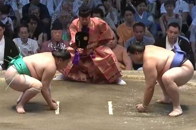 大相撲中継に映った“異様な光景”　実況も「あっ」と驚き…視聴者も困惑「こんな展開初めて」
