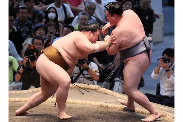 大相撲NHK中継で発見「連れて来たのかな」　艶やか着物の名物女性と観戦、31歳の著名人にX注目