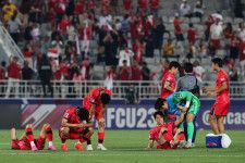 U-23アジアカップ準々決勝でインドネシア代表に敗れ、崩れ落ちる韓国代表【写真：Getty Images】