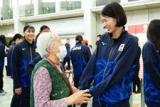 バレーボール女子日本代表が金沢市内の避難所を訪問した【写真：荒川祐史】