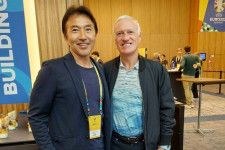 EURO2024ファイナリスト・ワークショップに日本人として唯一参加。フランス代表のデシャン監督（右）らと意見効果する機会に恵まれた【写真：本人提供】