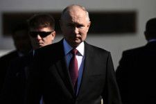 キルギスの首都ビシケクで2023年10月、同国大統領との会談前に歓迎セレモニーに出席するロシアのプーチン大統領=AP