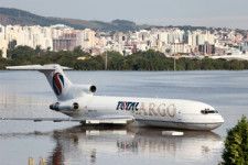ブラジル南部ポルトアレグレの空港で2024年5月6日、浸水した滑走路に止まった貨物機=ロイター