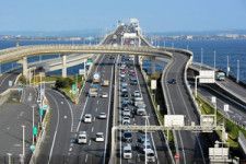 渋滞する東京湾アクアライン上り線=2023年6月、千葉県木更津市の海ほたるパーキングエリアから