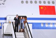 2024年5月7日、ベオグラードの空港に到着した中国の習近平（シーチンピン）国家主席と妻の彭麗媛さん＝新華社