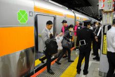 訓練には乗客役として社員110人が参加した=JR東京駅、細沢礼輝撮影