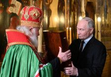 モスクワ・クレムリンの大聖堂で2024年5月7日、礼拝をするロシアのプーチン大統領（右）とロシア正教会のキリル総主教＝ロイター