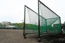 事故があった移動式の防球ネット=2023年5月12日午前11時31分、札幌市豊平区、上保晃平撮影