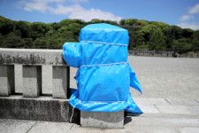 石柵の落書きは、ブルーシートで覆われていた=2024年5月9日午前11時19分、京都市伏見区、木子慎太郎撮影