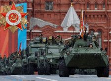 モスクワの赤の広場で2024年5月9日、戦勝記念日の軍事パレードで装甲車に乗るロシア軍兵士ら=ロイター