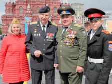 対独戦勝記念日の軍事パレード終了後、記念撮影をしていたロシアの退役軍人と家族=2024年5月9日、モスクワ