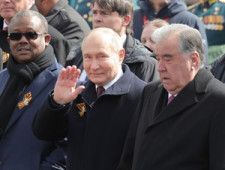 対独戦勝記念日の軍事パレード終了後、観客に手を振るロシアのプーチン大統領=2024年5月9日、モスクワ
