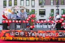 「ジャパンパレード」に参加し、日の丸を振る山口市の伊藤和貴市長（左から2人目）ら=2024年5月11日、米ニューヨーク、中井大助撮影