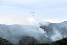 山火事の現場では、ヘリコプターによる消火活動が続いた=2024年5月6日午後2時30分、山形県南陽市、高橋昌宏撮影