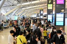 海外へ出国する人たちで混雑するゴールデンウィークの国際線出発フロア=2024年4月26日、関西空港、田中章博撮影