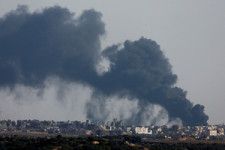 パレスチナ自治区ガザ北部で2024年5月12日、爆発の後、立ち上る煙（イスラエル側から撮影）=ロイター