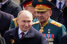 モスクワの「赤の広場」で2024年5月9日、軍事パレードを終えて退席するロシアのプーチン大統領（左）とショイグ国防相=AP