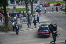 スロバキア中部で2024年5月15日、撃たれたフィツォ首相を車に乗せる警護員=ロイター