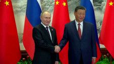 中国・北京で2024年5月16日、握手するロシアのプーチン大統領（左）と中国の習近平国家主席。ロシア大統領府提供=ロイター