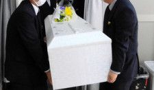 東日本のある市で、路上で倒れた男性が病院で亡くなった。引き取り手が見つからず、市が火葬することになり、葬儀会社からひつぎが運び出された=2023年10月、土肥修一撮影