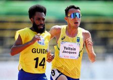 男子5000メートル（視覚障害T11）で優勝したブラジルのエウチン・ジャッキス（右）とガイドランナー=伊藤進之介撮影