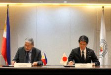 合意文書に署名する遠藤和也・駐フィリピン大使（右）とフィリピンのマナロ外相=2024年5月17日、マニラ、フィリピン外務省提供