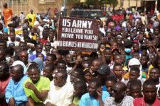 ニジェールの首都ニアメーで2024年4月13日、米軍の駐留に抗議する人たち＝ロイター
