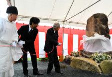記念碑の除幕式に臨んだ大村和敏さん（右）ら=2024年4月21日、山口市鋳銭司、大室一也撮影
