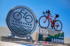和歌山市加太のサイクリングコースにある「太平洋岸自転車道終点」の記念モニュメント=県提供