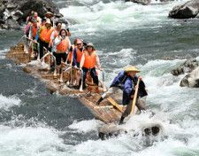 急流を下る観光筏=2024年5月3日、和歌山県北山村の北山川、菊地洋行撮影
