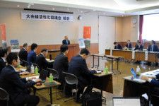 JR大糸線の沿線自治体の首長やJR西日本の幹部らが出席して活性化策を話し合った=糸魚川市