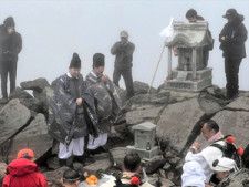 茶臼岳の山頂で5年ぶりに本来の開山祭があり、関係者が登山者の安全を祈願した=2024年5月8日、茶臼岳、那須山岳救助隊提供