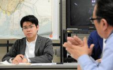 被爆者団体の代表らから聞き取りをする高橋悠太さん（左）=2024年5月9日午後2時9分、広島市中区、興野優平撮影