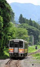 大糸線北小谷駅に到着する下り列車=2022年8月2日午後0時20分、長野県小谷村、山本裕之撮影