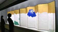 横山大観は富士山を数多く描いた。「群青富士」（静岡県立美術館蔵）は白と青と金の色彩の対比が印象的な作品=福井県立美術館
