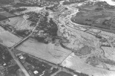 集中豪雨による「三六災害」では、天竜川の支流・野底川が氾濫（はんらん）した。手前は松川=1961年6月30日、長野県飯田市