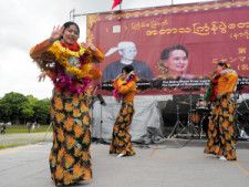 ミャンマーの踊りを披露するミィンミィンエィさん（左）らミャンマーの女性たち=2024年5月12日、名古屋市港区の荒子川公園、前川浩之撮影