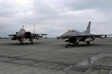 日米共同演習「ノーザン・エッジ」で岩国基地に展開した戦闘機、Ｆ１５Ｅ（左）とＦ１６＝２０２３年７月１９日