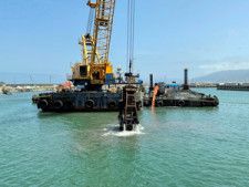 輪島港では漁船だまりの浚渫作業が進められてきた＝4月22日、石川県輪島市、国土交通省北陸地方整備局提供