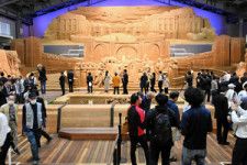 4月に始まった鳥取砂丘砂の美術館の「砂で世界旅行・フランス編」=2024年4月18日午後4時31分、鳥取市、富田祥広撮影