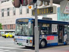徳島市交通局が運行する路線バス。運賃値上げに向けた手続きを始めている=2024年5月15日午後1時13分、徳島市寺島本町東３丁目、相江智也撮影