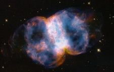 ハッブル望遠鏡がとらえた「小あれい状星雲」　打ち上げ34周年記念画像！