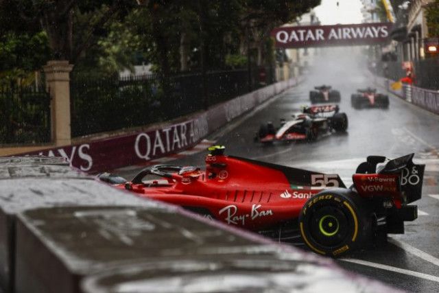 フェラーリ、3位狙いの戦略が成功せず「雨でスピンしたカルロスを責めることはできない」と代表／F1第7戦