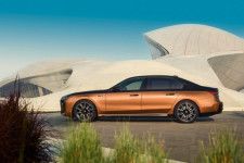BMWの旗艦EV『i7』に初の後輪駆動モデル“eDrive50”と高性能版“M70 xDrive”を追加