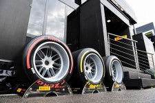 ピレリF1、イギリスGPでの新仕様タイヤ導入を前に、スペイン金曜プラクティスでテスト