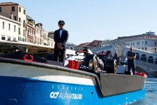 アルファタウリF1のドキュメンタリー映画のワールドプレミアが開催。角田裕毅がAT03とともにベネチアの運河を航行
