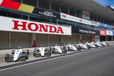 HRS鈴鹿、2024年に新型教習車両を導入。F1日本GPで佐藤琢磨、岩佐歩夢がデモ走行