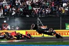 クラッシュでリタイアしたペレス「リスクは承知。どうしても優勝したかった」フェルスタッペンは理解を示す／F1第20戦