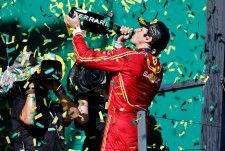 「カルロスはこの勝利にふさわしい」サインツの勝利を祝うメルセデスF1代表。一方で起用については否定も肯定もせず